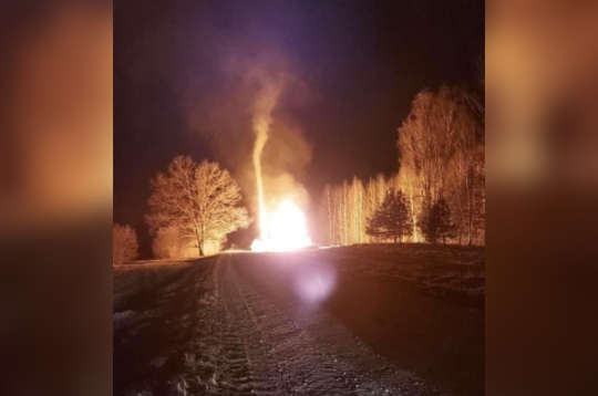 Degošā zaru kaudze.