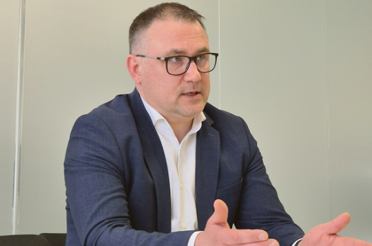 "Pārstrādāto graudu apjoms ir galvenā mūsu darbības mēraukla, kas izaugsmi atspoguļo visspilgtāk. Pirms kādiem 15 gadiem mūsu pārstrādes jaudas bija robežās no 100 000 līdz 150 000 tonnu graudu gadā. Pērn šajā rādītājā sasniedzām jau 370 000 tonnu, bet man šķiet, ka pat tie nav griesti," tā "Dobeles dzirnavnieks" vadītājs Kristaps Amsils. 