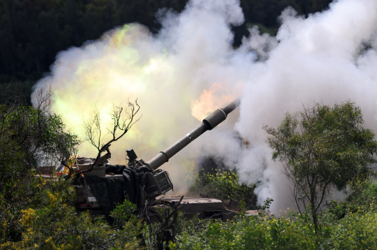 Izraēlas artilērijas vienība, kas izvietota uz Izraēlas–Libānas robežas, apšauda mērķus pāri robežai Libānā, Izraēlas ziemeļos, 2026. gada 31. martā. 