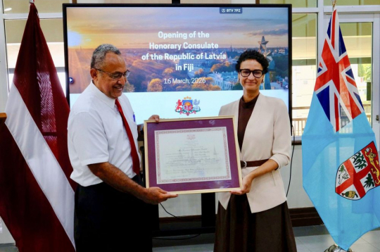 Latvijas goda konsuls Fidži Savenace Seniloli un Latvijas vēstniece Austrālijā un īpašā sūtne Klusā okeāna salu valstīs Samija Šerifa.