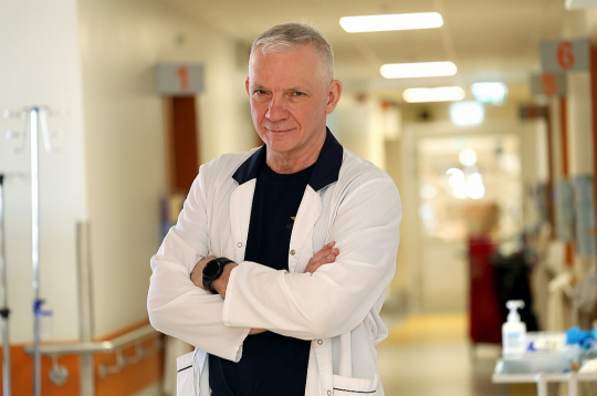 Andris Vikmanis: "Situācija vairāk līdzinās tādam kā šovam, kura laikā gan veselības ministrs, gan slimnīcas administrācijas pārstāvji fotografējas, saliek bildes sociālajos tīklos, un ar to arī viss beidzas. Gādība par Ukrainas pacientiem ir jāuzņemas tieši ārstiem, kuriem ir jāatrod, kur šos pacientus ārstēt. Nav jau īsti kur."