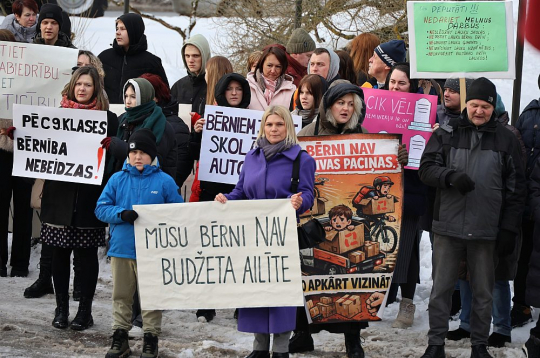 Pirms Jēkabpils novada domes 26. februāra sēdes, kurā deputāti lēma par izglītības iestāžu reorganizāciju, iedzīvotāji, pedagogi, skolēni un skolēnu vecāki piketā protestēja pret plānotajām izmaiņām.