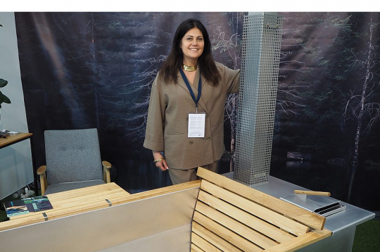 "Vannas apdarei izmantots oša koks no mūsu meža," rāda "Kotte Tub" darbiniece Kristīne Dāvida.