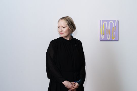 Somu māksliniece Rozmarija Torpo savā jaunradē pēta krāsas formas, kustības un telpas attiecības, uzsvaru liekot uz drīzāk intuitīvu darbu.