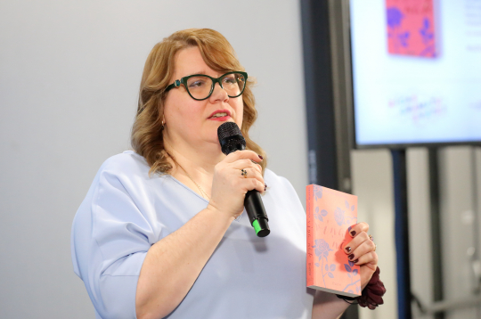 Kristīne Jučkovica: "Stāstus veidojusi mana iztēle, kas dziļi sakņojas manos dzimtas izpētes materiālos." Kristīne Jučkovica: "Stāstus veidojusi mana iztēle, kas dziļi sakņojas manos dzimtas izpētes materiālos."