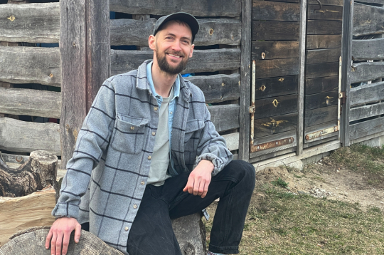 Veco šķūni, kas redzams Žanim aiz muguras, viņam padomā pārveidot par vietu meistarklasēm un viesu maltītēm.