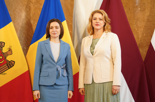 Ministru prezidente Evika Siliņa (no labās) un Moldovas prezidente Maija Sandu tikšanās laikā Ministru kabinetā.