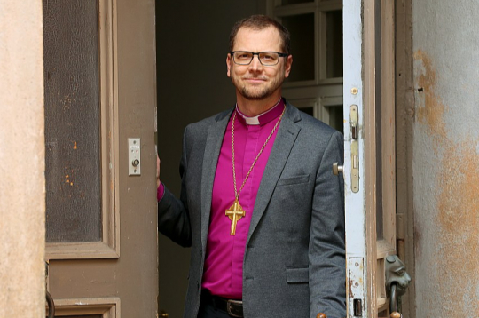 Rinalds Grants: "Cilvēkiem ar dažādiem viedokļiem vairāk vajadzētu sarunāties savā starpā ar seju pret seju. Citādi distancēti mēs otra tēlu demonizējam, noliedzot saprašanos un kopsaucēja meklējumus. Sarunājoties ir reālāk atklāt, ka otram cilvēkam, lai arī viņš ir ar atšķirīgiem uzskatiem, nav ļaunu nodomu."