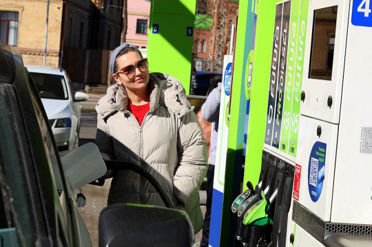 Lai gan no trešdienas ir spēkā samazināts akcīzes nodoklis dīzeļdegvielai, ar to saistītās cenu izmaiņas uzpildes stacijās nav tūlītējas.