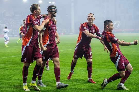 Latvijas izlases kapteinis Antonijs Černomordijs saņem komandas biedru apsveikumus par uzvaru nesošajiem vārtiem spēlē pret Gibraltāru. Nu jau vairākas nedēļas viņš spēlē ar speciālu aizsargmasku pēc tam, kad virslīgas otrajā kārtā iedzīvojās deguna lūzumā. Sākumā vilcis Raivja Jurkovska aizdoto masku, pirms otrdienas spēles jau bija saņēmis speciāli sev izgatavotu. To vajadzēšot valkāt vēl kādu laiku, bet deguna operāciju plāno veikt tikai pēc sezonas novembrī.