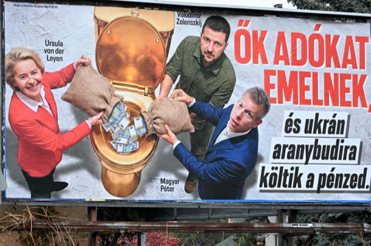 Ungārijā valdošie spēki priekšvēlēšanu kampaņā aktīvi izmanto Ukrainas nomelnošanas tēmu. Vienā no plakātiem redzams opozīcijas
līderis Pēters Maģars (no labās) ar Ukrainas un ES līderiem. Aģitācijas plakātu rotā sauklis: “Viņi paaugstina nodokļus un tērē jūsu naudu zelta podiem Ukrainā!” Ungārijā valdošie spēki priekšvēlēšanu kampaņā aktīvi izmanto Ukrainas nomelnošanas tēmu. Vienā no plakātiem redzams opozīcijas
līderis Pēters Maģars (no labās) ar Ukrainas un ES līderiem. Aģitācijas plakātu rotā sauklis: “Viņi paaugstina nodokļus un tērē jūsu naudu zelta podiem Ukrainā!”