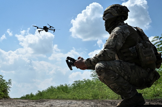 Ukraiņu karavīrs drona palaišanas brīdī. Ilustratīvs attēls. Ukraiņu karavīrs drona palaišanas brīdī. Ilustratīvs attēls.