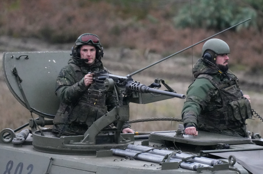 NATO Daudznacionālās brigādes Latvijā mācību "Resolute Warrior" tanku un smagās artilērijas manevru un kaujas šaušanas vingrinājums Ādažu poligonā.