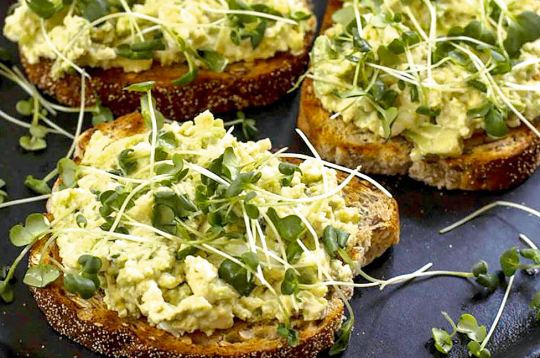 Olu un avokado salātu maizītes. Olu un avokado salātu maizītes.