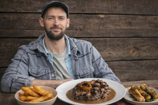 Gatavo Žanis Raivo Behmanis. Lieldienu galds kā restorānā — "Osso buco" un citrusu krēms mājas virtuvē.