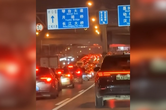 Apstājušos autonomo taksometru radītais sastrēgums Uhaņā, Ķīnā.