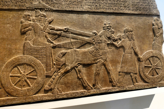 Alabastra sienas panelis Britu muzejā, kurā attēlots karalis Tiglats Pilesers III (valdīšanas gads 745.–727. g. p.m.ē.) savos ratos. Alabastra sienas panelis Britu muzejā, kurā attēlots karalis Tiglats Pilesers III (valdīšanas gads 745.–727. g. p.m.ē.) savos ratos.