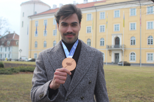XXV ziemas olimpisko spēļu bronzas medaļas ieguvējs 1500 metru
distancē Roberts Krūzbergs pirms došanās uz pieņemšanu pie
Valsts prezidenta Rīgas pilī.