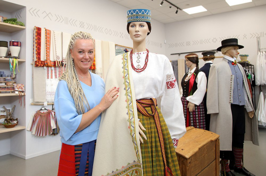 "Mani vienmēr ir interesējis tautiskais tērps, jo ir bijusi nepieciešamība saģērbt savus dejotājus. Turklāt esmu vēlējusies to izdarīt citādi, atrast kādu odziņu. Tāpēc esmu sekojusi līdzi šuvēju darbam, skatījusies un mācījusies, kā tiek darināta katra tērpa detaļa, kā veidots tā piegriezums, lai tas ne tikai labi pieguļ dejotāju augumiem, bet arī ir ērts un skatuviski skaists – gan pavisam maziem ķipariem, gan dejotājiem ar sirmām galvām," teic salonveikala "Rakstā. Viss dejai" saimniece Iveta Pētersone-Lazdāne.