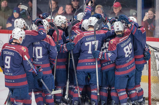 Jelgavas "Zemgales/LBTU" hokejisti priecājas par iekļūšanu finālā, kur viņi spēlēs sesto gadu pēc kārtas. Iepriekšējos divos gan nācās zaudēt pretiniekiem no Rīgas. Jelgavas "Zemgales/LBTU" hokejisti priecājas par iekļūšanu finālā, kur viņi spēlēs sesto gadu pēc kārtas. Iepriekšējos divos gan nācās zaudēt pretiniekiem no Rīgas.