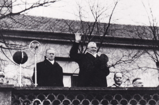 Valsts un ministru prezidents K. Ulmanis un kara ministrs ģenerālis Jānis Balodis pie Rīgas pils. 1936. gada 1. aprīlis.