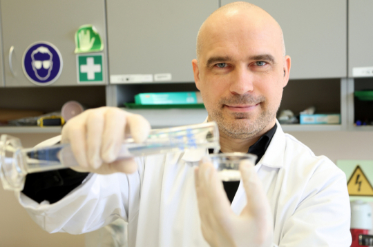 Projekta zinātniskais vadītājs, RTU Fizikas un materiālzinātnes institūta vadošais pētnieks Jānis Baroniņš. Projekta zinātniskais vadītājs, RTU Fizikas un materiālzinātnes institūta vadošais pētnieks Jānis Baroniņš.