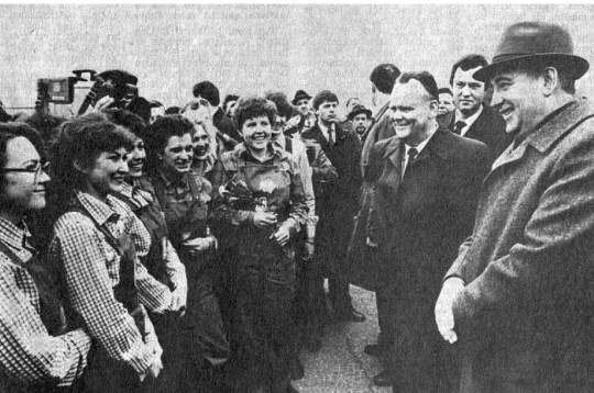 M. Gorbačovs (pirmais no labās) un Toljati "darbaļaudis".