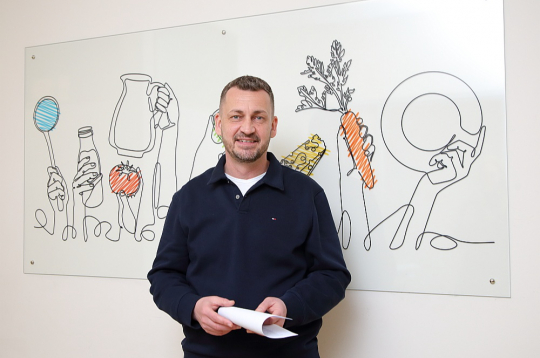 "Diemžēl praksē bieži redzam, ka iepirkumi pārvēršas par "skaistumkonkursiem", kuros ēdinātāji sacenšas, kuram ir plašāks sadarbības partneru tīkls – zemnieku saimniecības un ražotāji, ar kuriem sadarbojas līguma izpildē. Šāds mākslīgs kvantitatīvs kritērijs nekādā mērā negarantē paša ēdināšanas pakalpojuma kvalitāti – tas vairāk atbilst pārtikas produktu iepirkuma jēgai, kur galvenais kritērijs ir cena un produkta kvalitātes proporcija," secina SIA "Fristar" valdes loceklis Jānis Meija.