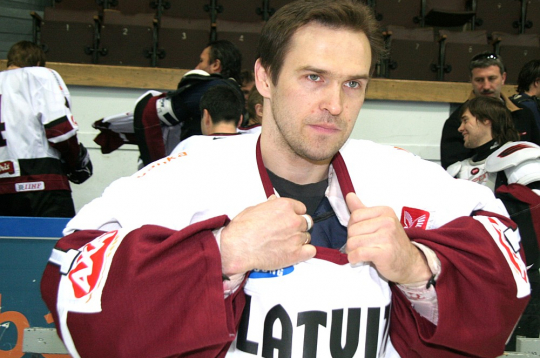 Bez Artūra Irbes ierašanās 1996. gada aprīlī Eindhovenā Latvijas hokeja izlase diezin vai būtu tikusi pie ceļazīmes uz pasaules hokeja eliti. Irbe abos svarīgākajos turnīra mačos ielaida tikai pa vienai ripai.