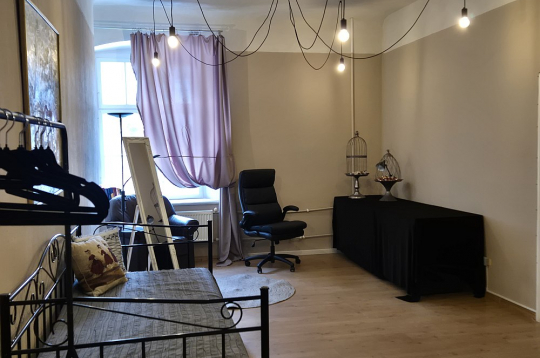 Viena no Jaunpils Rakstnieku pils rezidentu darbistabām. Viena no Jaunpils Rakstnieku pils rezidentu darbistabām.