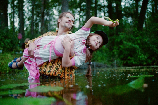 Kadrs no Alises Zariņas spēlfilmas "Nospiedumi". Kadrs no Alises Zariņas spēlfilmas "Nospiedumi".