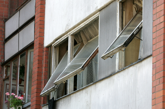 Daudzdzīvokļu mājas logi.