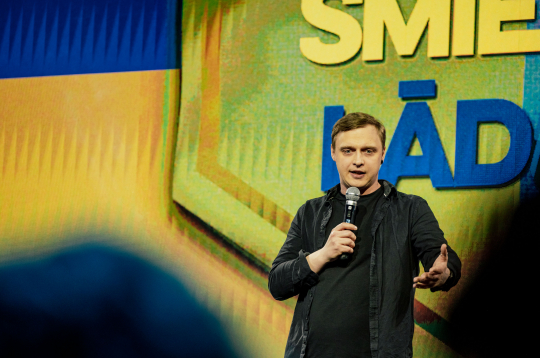 Komiķu labdarības šovā "Smieklu lādiņš" 2025. gadā. Jānis Kreičmanis.