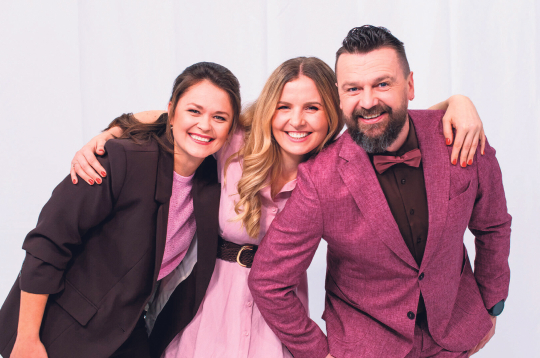 Aktrise Ance Strazda (pirmā no kreisās) pievienojas "SuperBingo" komandai – Ligitai Miezei un Armandam Simsonam.