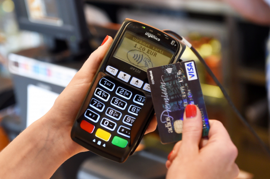 Maksājums ar bezkontakta karti. 