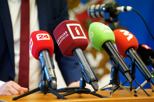 Preses konference. Mediju mikrofoni.