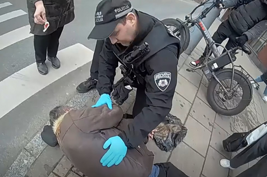 Rīgas pašvaldības policijas darbinieki glābj vīrieša dzīvību.