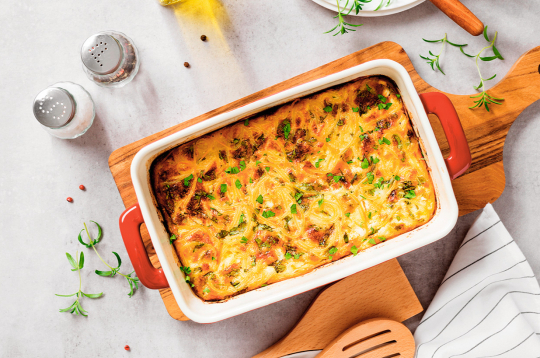 Spageti un spinātu sacepums.