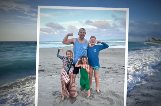 Raiens Dženingss ar saviem bērniem.