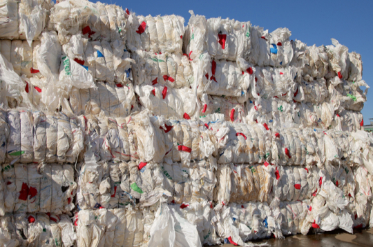 No lauksaimniekiem savāktais iepakojums nonāk "Eco Baltia vide" šķirošanas rūpnīcā, no kuras pēcāk tiek novirzīts uz pārstrādi, arī Jelgavā esošajā pārstrādes rūpnīcā "Nordic Plast".