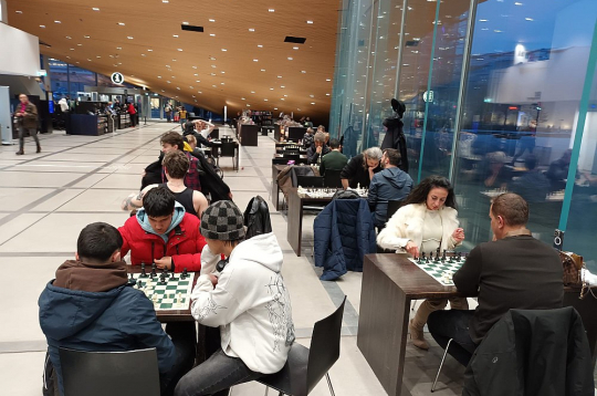 Helsinku centrālās bibliotēkas "Oodi" pirmajā stāvā var spēlēt šahu.
