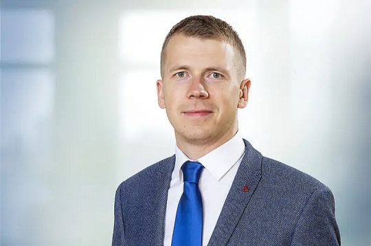 Dāvis Skulte, SIA "Elenger" valdes priekšsēdētājs: "Lai gan konflikts Tuvajos Austrumos ir izraisījis gāzes un naftas cenu pieaugumu, gāzes pieejamība joprojām ir stabila un piegādes notiek, kā ierasts un bez traucējumiem. Eiropa vairāk balstās uz piegādēm no ASV, Norvēģijas un Āfrikas, un tai ir plašāka piegāžu diversifikācija."