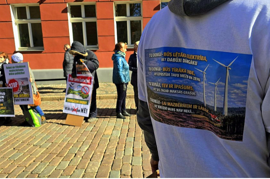 Protestētāju pret atjaunīgās enerģijas, īpaši vēja elektrostaciju, projektiem Latvijā nav mazums. Tas ir viens no kavēkļiem straujākai zaļās enerģijas projektu attīstībai. Te svarīgi atrast optimālo kompromisu, lai zaļajā aizrautībā nesastrēbtu karstu, bet arī – lai netiktu velti likti sprunguļi riteņos valsts enerģētiskajā neatkarībai.