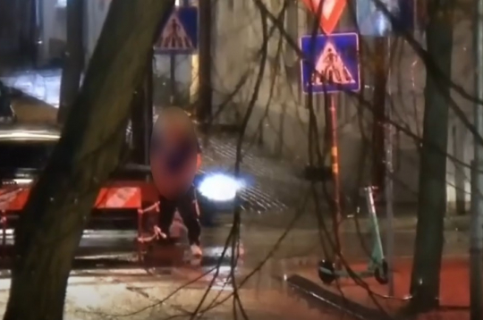 Daugavpilī vīrietis urinē uz ceļa.
