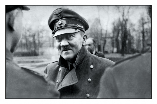 Viens no pēdējiem Ādolfa Hitlera attēliem 1945. gada aprīlī. Ādolfs Hitlers pasniedz Dzelzs krusta apbalvojumus Hitlera jaunatnes (Hitlerjugend) biedriem.