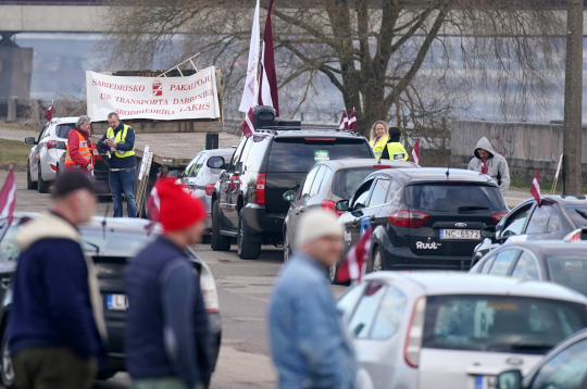 Zaķusalā notiek protesta akcija, kuru rīko Latvijā licencētie taksometru vadītāji pret "Bolt" īstenoto politiku, jo valdība nav izpildījusi nozares izvirzīto ultimātu un nav veikusi reālus soļus platformas monopola ierobežošanai.