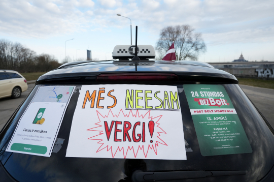 Zaķusalā notiek protesta akcija, kuru rīko Latvijā licencētie taksometru vadītāji pret "Bolt" īstenoto politiku, jo valdība nav izpildījusi nozares izvirzīto ultimātu un nav veikusi reālus soļus platformas monopola ierobežošanai. Zaķusalā notiek protesta akcija, kuru rīko Latvijā licencētie taksometru vadītāji pret "Bolt" īstenoto politiku, jo valdība nav izpildījusi nozares izvirzīto ultimātu un nav veikusi reālus soļus platformas monopola ierobežošanai.