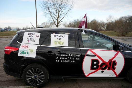 Zaķusalā notiek protesta akcija, kuru rīko Latvijā licencētie taksometru vadītāji pret "Bolt" īstenoto politiku, jo valdība nav izpildījusi nozares izvirzīto ultimātu un nav veikusi reālus soļus platformas monopola ierobežošanai. Zaķusalā notiek protesta akcija, kuru rīko Latvijā licencētie taksometru vadītāji pret "Bolt" īstenoto politiku, jo valdība nav izpildījusi nozares izvirzīto ultimātu un nav veikusi reālus soļus platformas monopola ierobežošanai.