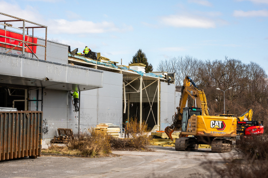 Tirdzniecības ēkas demontāža Dzirciema ielā.