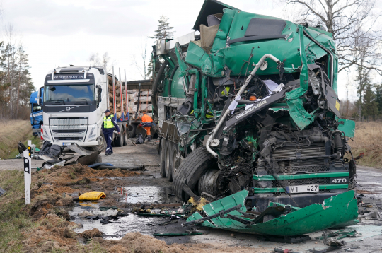 Piecu kravas automašīnu sadursmes dēļ bloķēta Liepājas šoseja netālu no Tīreļiem